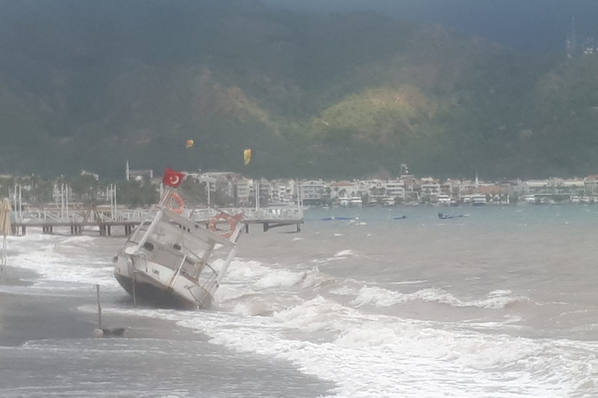 Marmaris’te şiddetli fırtına tekneleri karaya attı