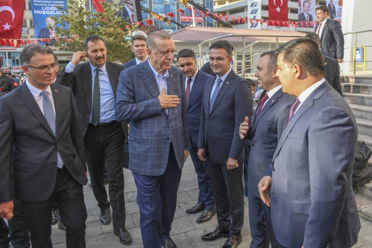Cumhurbaşkanı Recep Tayyip Erdoğan, kamu yatırımlarının toplu açılışı için geldiği Van’da Valiliği ziyaret etti.