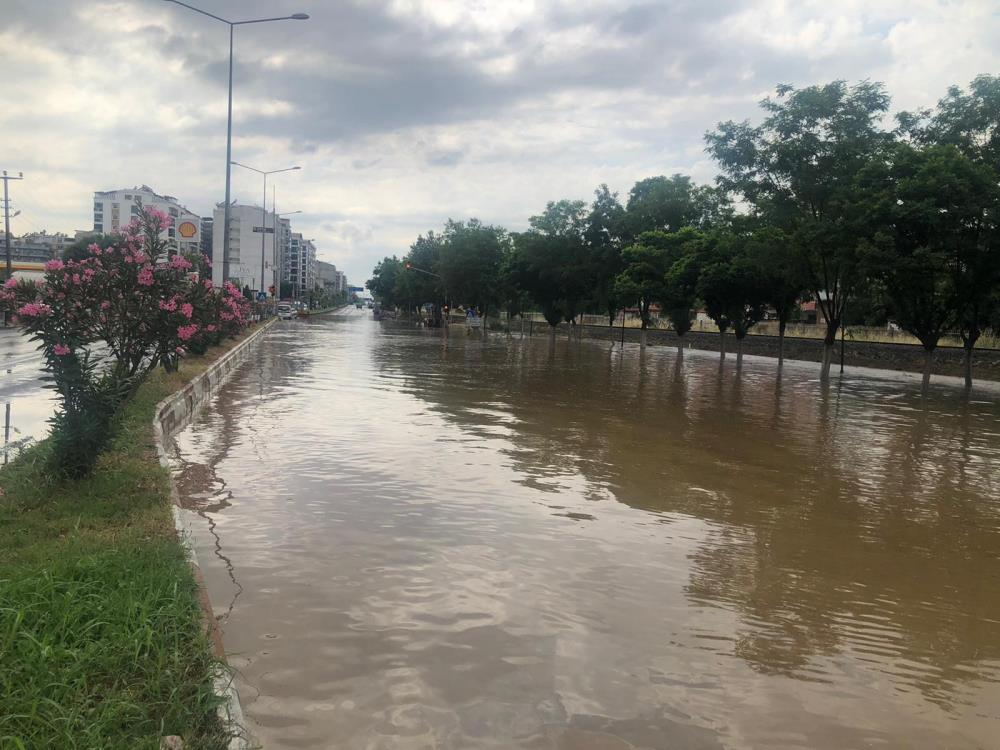 Aydın’da sağanak yağış: Karayolu ulaşıma kapandı, binalar sular altında kaldı