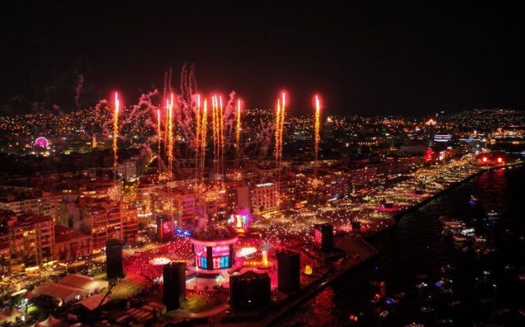 İzmir’in kurtuluşunun 100. yılında tarihi gece