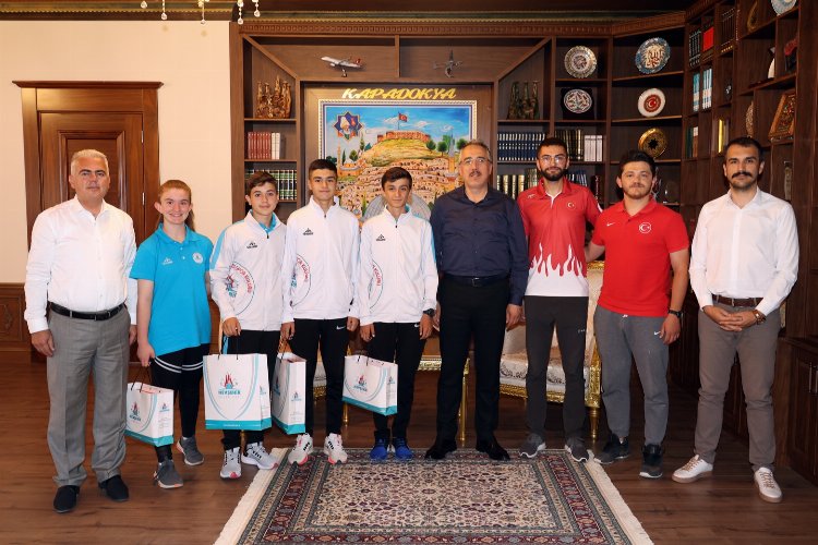 Nevşehir’de Mehmet Savran’dan başarılı sporculara ödül