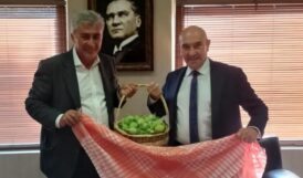 İzmir Güzelbahçe’den Başkan Tunç’a bardacıklı davetiye