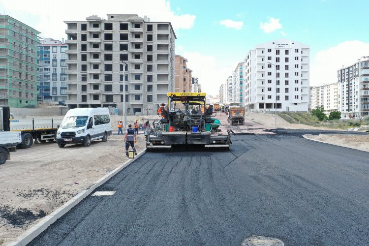Nevşehir’de sıcak asfalt mesaisi