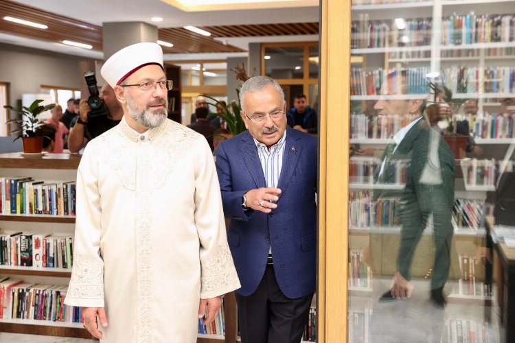 Erbaş, Ulu Camii altındaki kütüphaneyi gezdi