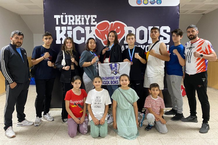 Bilecikli Kick Boksçuların Türkiye Şampiyonluğu sevinci