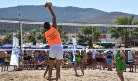 İzmir Yenifoça’da plaj voleybolu heyecanı